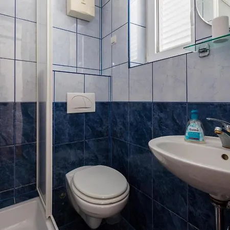 House For 2 - 7 Persons With 3 Bedrooms Apartment *
