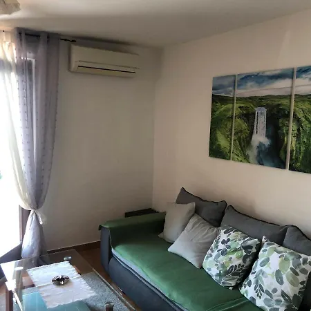 House For 2 - 7 Persons With 3 Bedrooms Apartment *